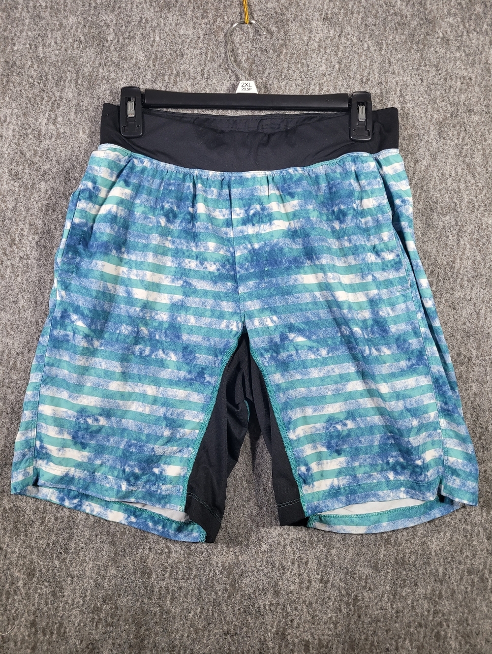 Lululemon Mens THE Shorts Size Medium M Blue Striped 9" Dual Lined Compression